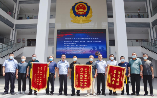 驻村民警不辱使命 群众自发赠送锦旗 中国财经新闻网 www.prcfe.com