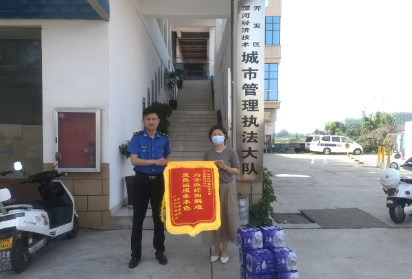 优化营商环境·城管执法暖人心 商户感谢送锦旗 中国财经新闻网 www.prcfe.com