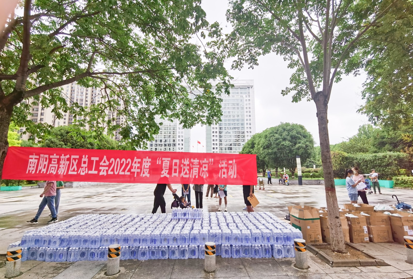 高新区：高温慰问送清凉 情系一线暖人心 中国财经新闻网 www.prcfe.com