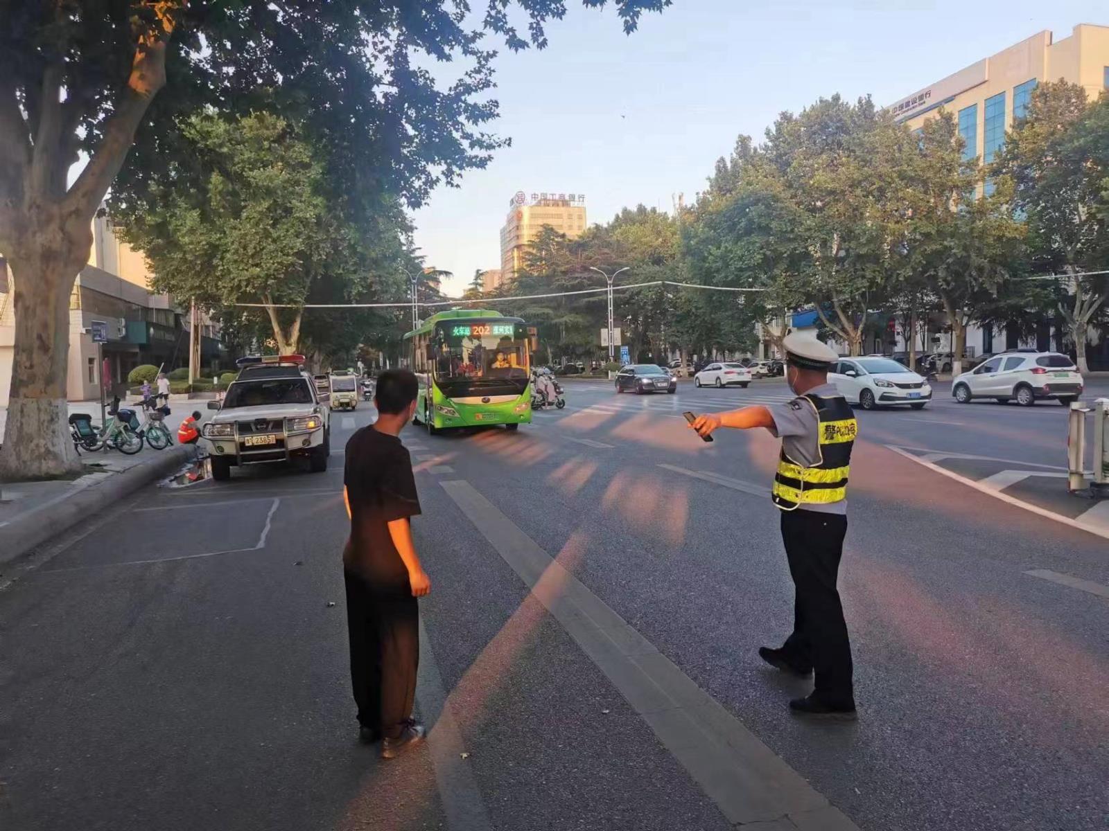 数万元遗落公交车 执勤交警速帮追回 中国财经新闻网 www.prcfe.com