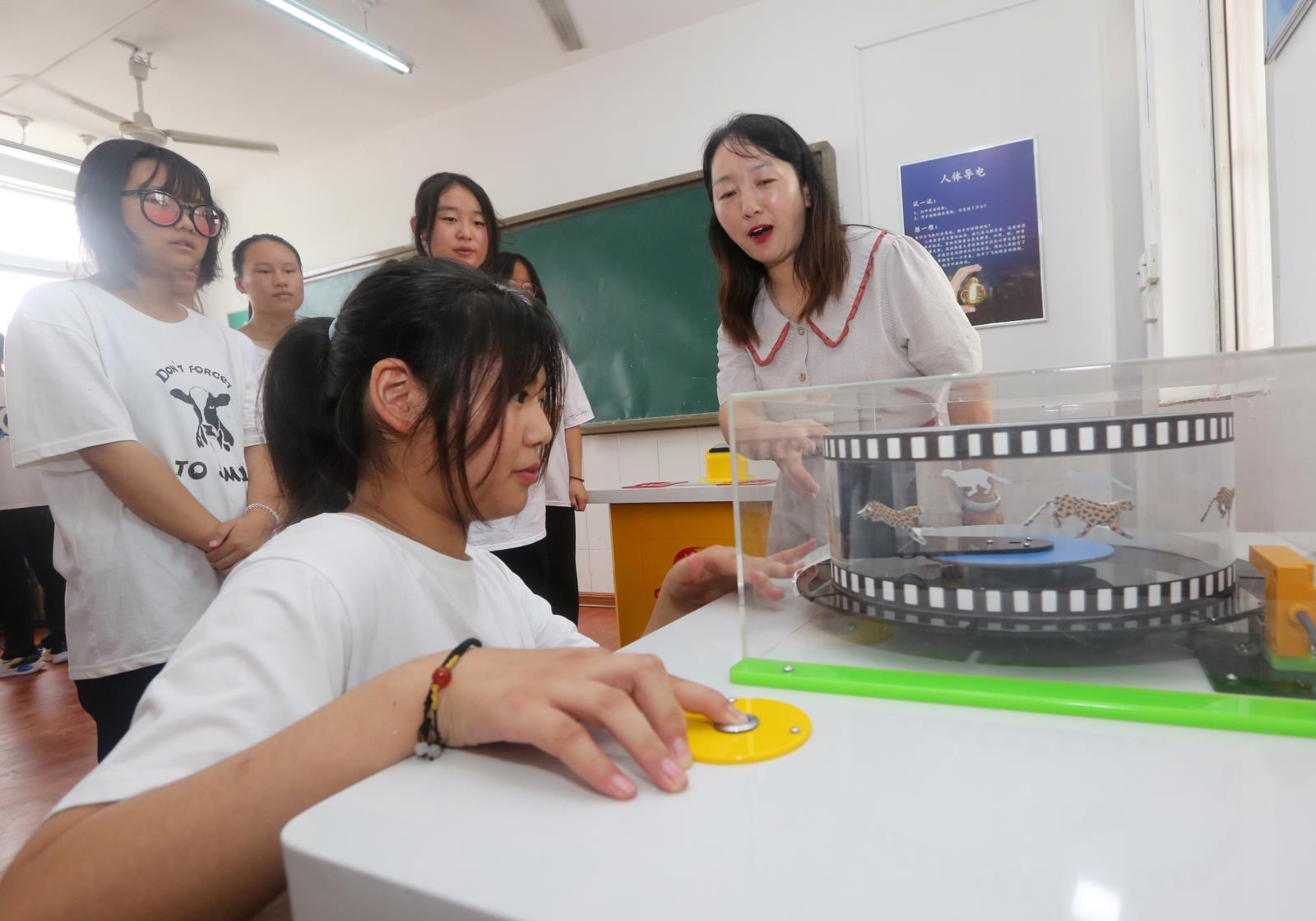 河南三门峡：农村中学暑期“科技热” 中国财经新闻网 www.prcfe.com
