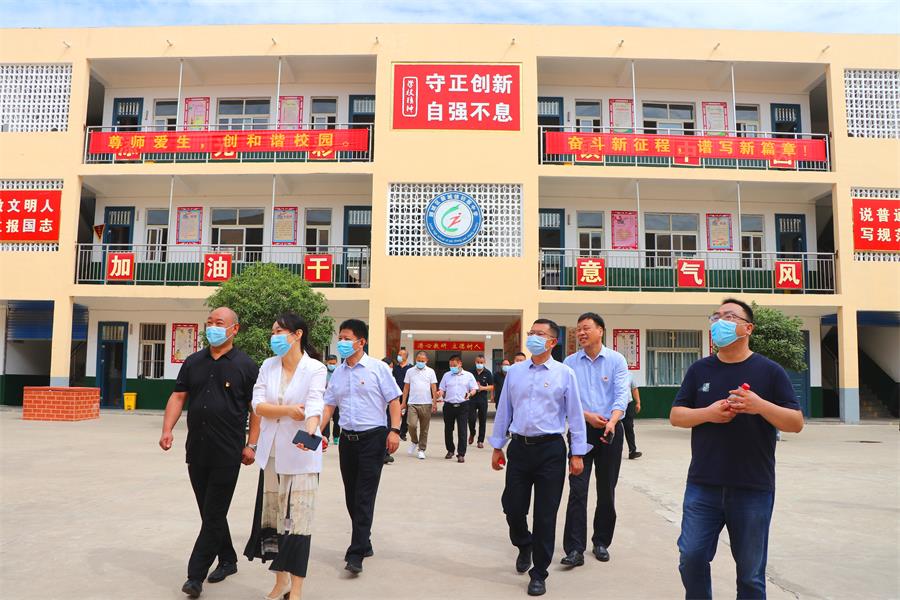 郾城区领导莅临裴城镇中查看指导新学期开学情况和校园疫情防控工作 中国财经新闻网 www.prcfe.com