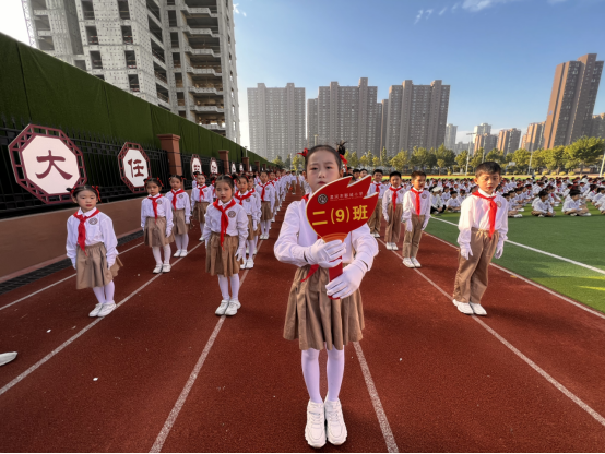 变枯燥说教为生动课堂——郾城小学举办文明礼仪操比赛 中国财经新闻网 www.prcfe.com