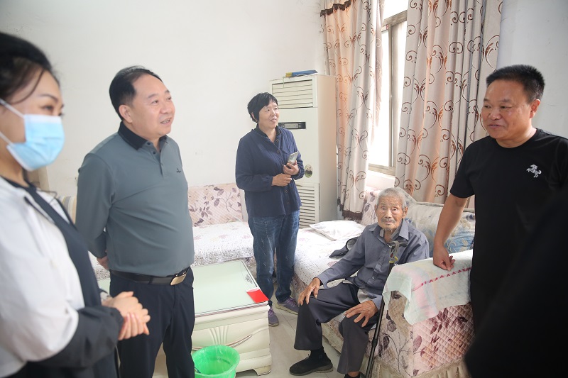 吴玉培带队慰问辖区老人 中国财经新闻网 www.prcfe.com