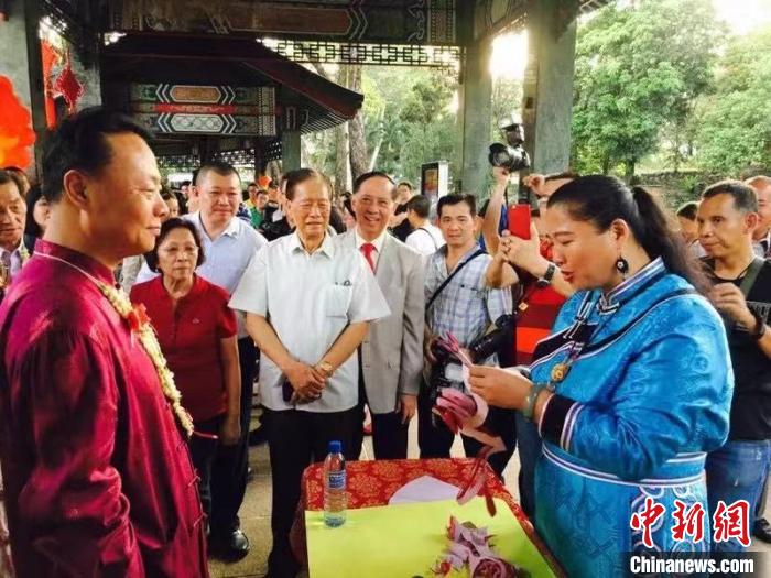 剪纸巧娘海外“收徒”：手作课堂里飘起中国红 中国财经新闻网 www.prcfe.com