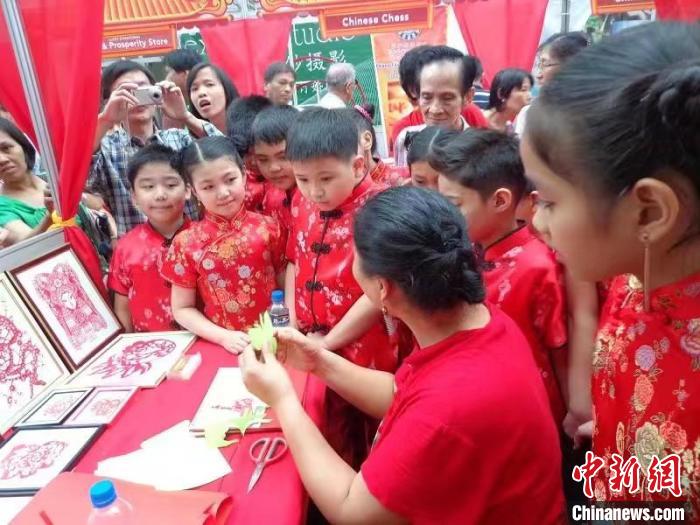 剪纸巧娘海外“收徒”：手作课堂里飘起中国红 中国财经新闻网 www.prcfe.com